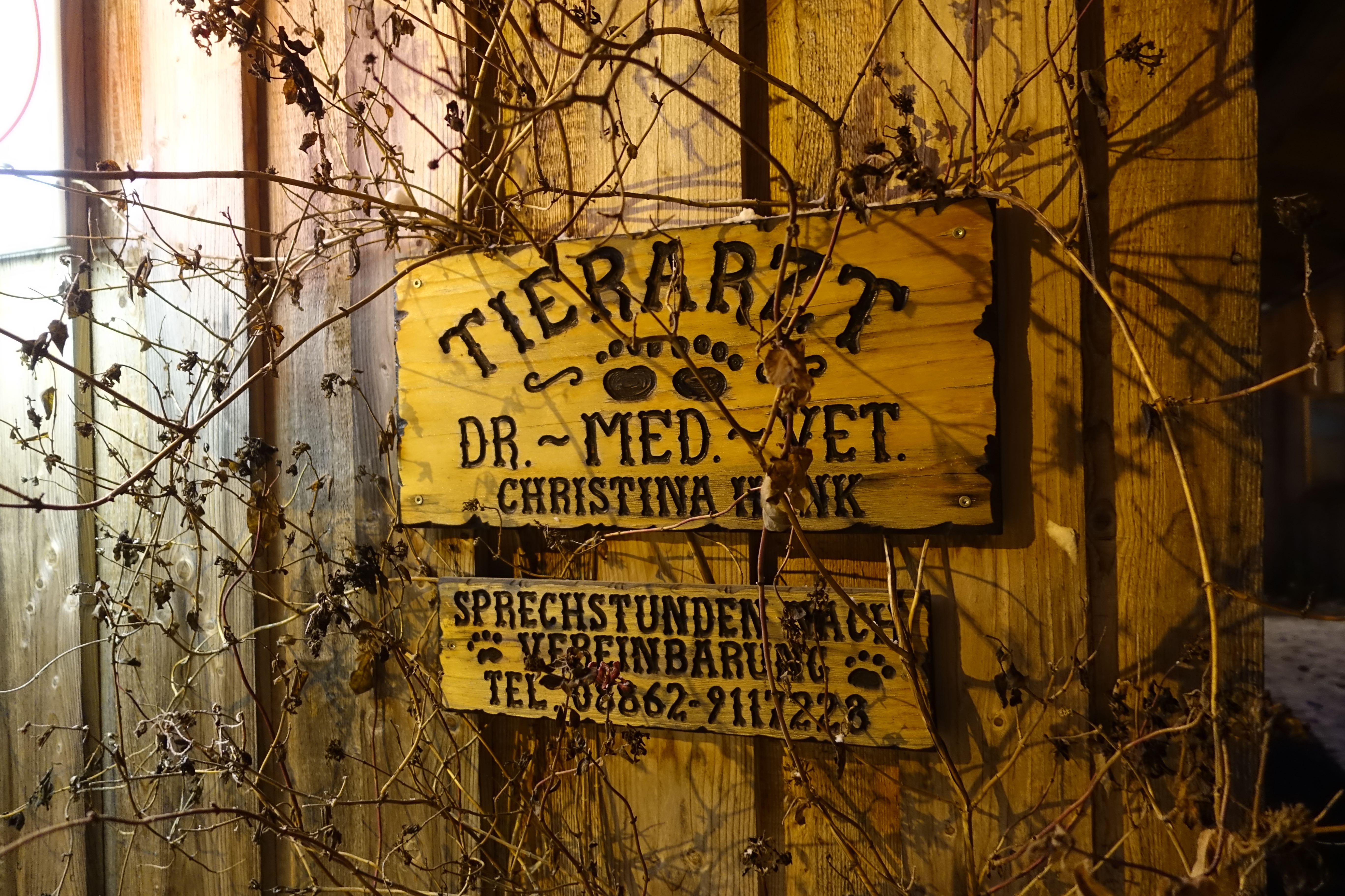 Handgefertigtes Schild der Tierarztpraxis Steingaden