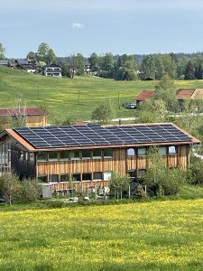 Solaranlage auf dem Dach des Anwesens der Tierarztpraxis in Steingaden